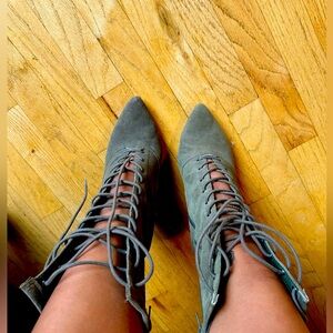 STEVE MADDEN SUEDE BOOTIE